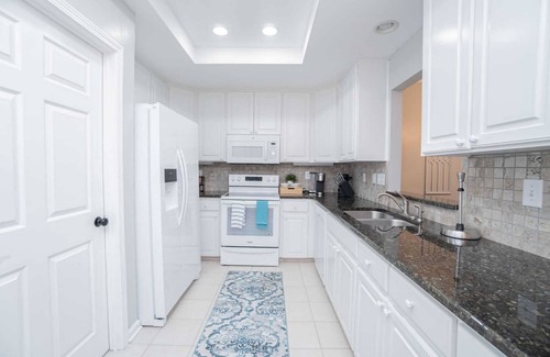 Gunter Afs House | Luxury 3BR w/King Ensuite