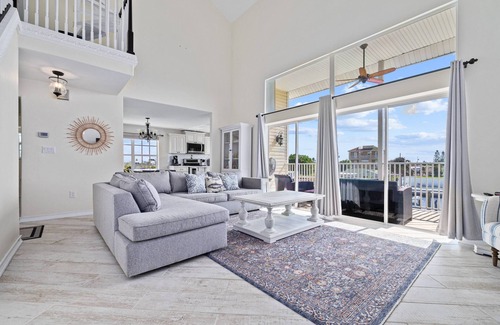 Hernando Beach House | Luxury 3BR Waterfront Escape and Boaters Dream w/Heated Pool, Jacuzzi & Private Dock – Gulf Access!