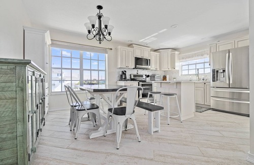 Hernando Beach House | Luxury 3BR Waterfront Escape and Boaters Dream w/Heated Pool, Jacuzzi & Private Dock – Gulf Access!