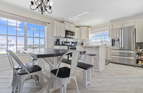 Hernando Beach House | Luxury 3BR Waterfront Escape and Boaters Dream w/Heated Pool, Jacuzzi & Private Dock – Gulf Access!