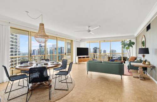 Main Beach Apartment | Luxury 3BR with Ocean and Trackside GC 500 Views