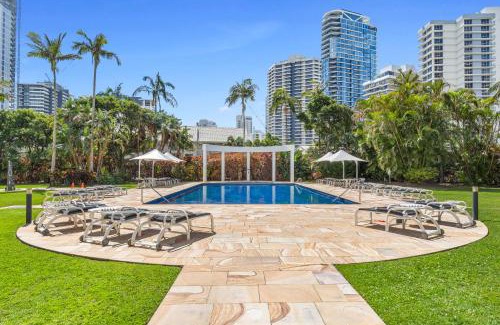 Main Beach Apartment | Luxury 3BR with Ocean and Trackside GC 500 Views