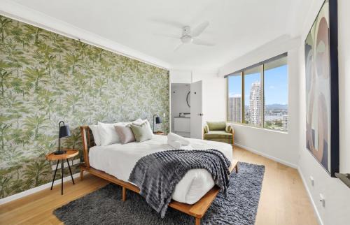 Main Beach Apartment | Luxury 3BR with Ocean and Trackside GC 500 Views