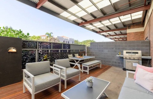 Teneriffe Apartment | Luxury 3brm 2bth Woolstore apt with BBQ Courtyard