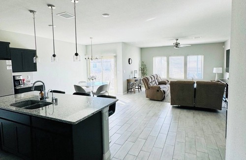 Chamberino House | Luxury 4-Bed Home, Family-Friendly, All Amenities & Close to Shopping Center