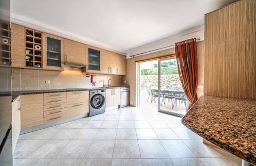 Portimao Villa | Luxury 4 Bed Villa with Pool, Oasis Parque (AT16)