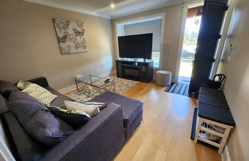 Burnaby House | Luxury 4-bedroom/2.5bath house, in quiet Burnaby, close to Buses/Metro.