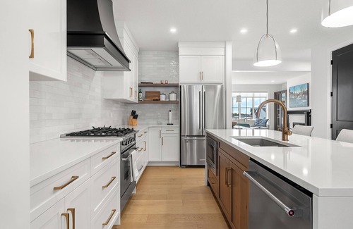 Currie Barracks House | Luxury 4 Bedroom Getaway located in Currie Barracks!