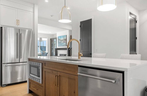 Currie Barracks House | Luxury 4 Bedroom Getaway located in Currie Barracks!