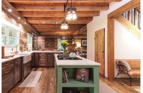 Waddy Cabin | Luxury 4 bedroom Log Cabin on 32 acres only 10 minutes from Frankfort, KY