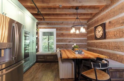 Waddy Cabin | Luxury 4 bedroom Log Cabin on 32 acres only 10 minutes from Frankfort, KY