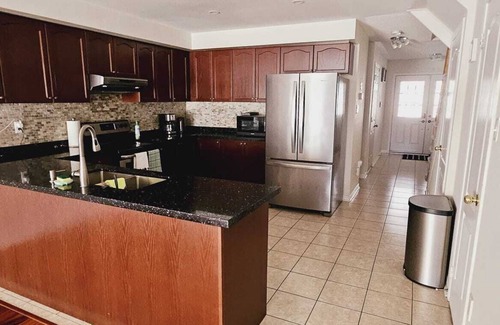 Hurontario House | luxury 4-bedroom Mississauga home