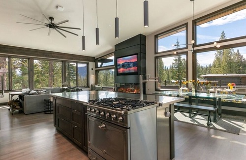 Ponderosa Palisades House | Luxury 4-Bedroom with ensuite bathrooms Mountain Retreat in Schaffer’s Mill