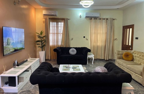 Lagos House | Luxury 4 BR Apt w Parking, Hot Tub, Magodo Estate