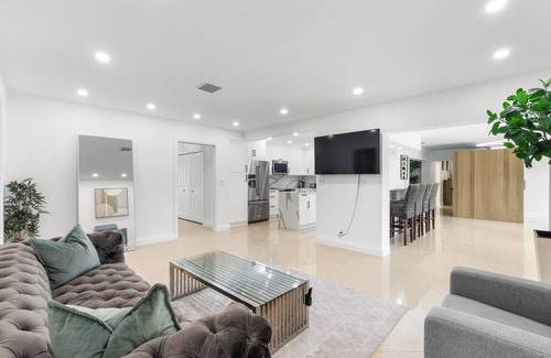South Lake Villa | ★ ★ ★ ★ ★ Luxury 4000-sqft Mansion with large Pool & Sauna High-End Comfort