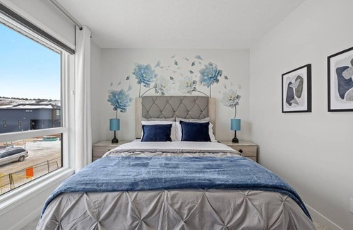 Cranston House | Luxury-4bed with AC-86"TV-BrandNew in Cranston, Calgary