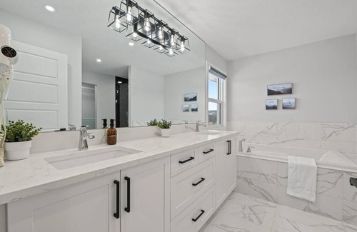 Cranston House | Luxury-4bed with AC-86"TV-BrandNew in Cranston, Calgary