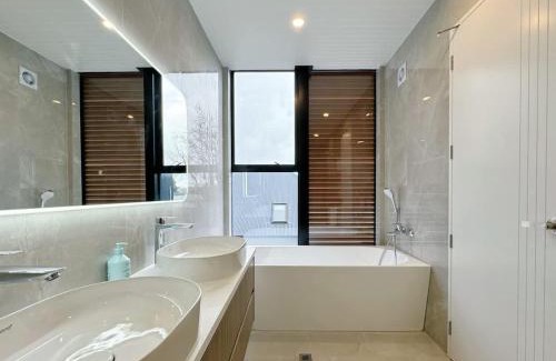 Greenlane House | Luxury 4Bedroom Townhouse in Central Greenlane - ASB Showgrounds & Cornwall Park