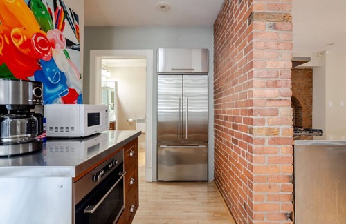 Shaughnessy Village House | Luxury 4BR/3BA Villa | Perfect for Groups