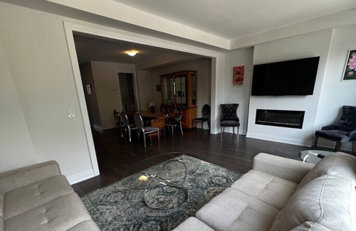 Newmarket House | Luxury 4BR En Suite Home with High-End Furniture