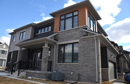 Thorold House | Luxury 4BR Family Retreat in Thorold, Just 10 Mins from Niagara Falls & Wineries Free Parking