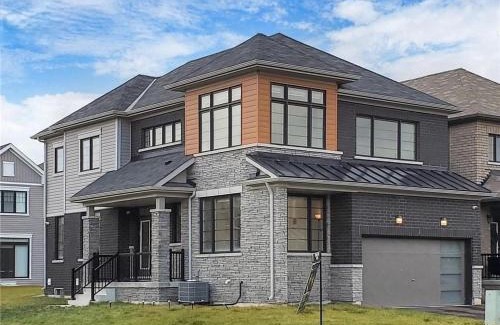 Thorold House | Luxury 4BR Family Retreat in Thorold, Just 10 Mins from Niagara Falls & Wineries Free Parking