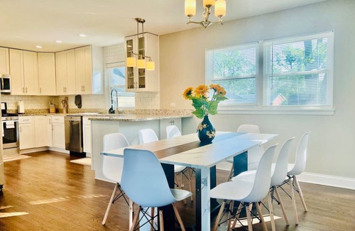 Elmhurst House | Luxury 4BR Home w/Pool Table &Beautiful Kitchen