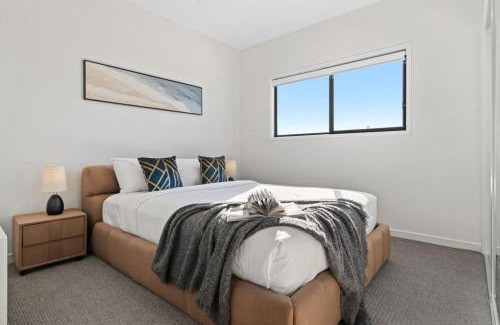 Helensvale House | Luxury 4BR Home with Pool Gym and BBQ in Helensvale