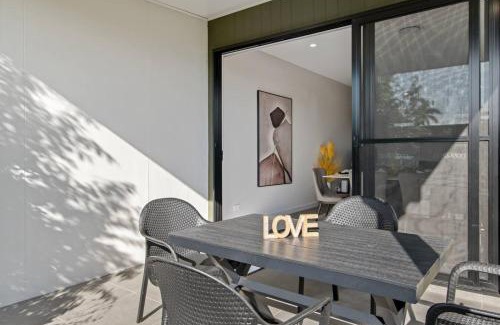 Helensvale House | Luxury 4BR Home with Pool Gym and BBQ in Helensvale