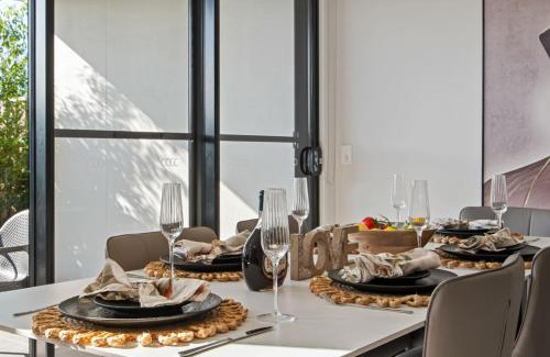 Helensvale House | Luxury 4BR Home with Pool Gym and BBQ in Helensvale