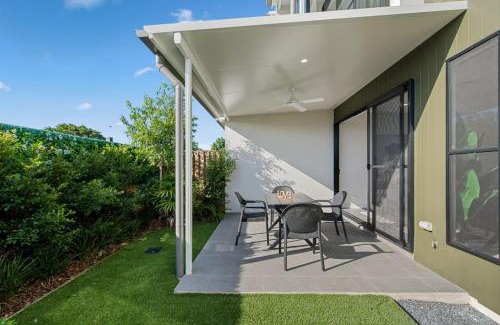 Helensvale House | Luxury 4BR Home with Pool Gym and BBQ in Helensvale