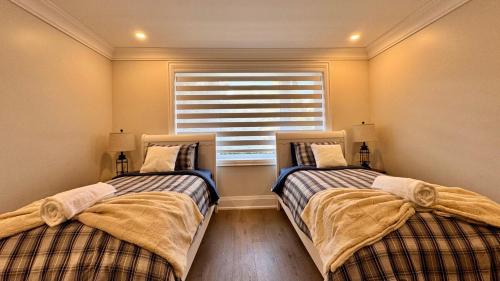 Clarkson-Lorne Park House | Luxury 4BR Retreat with Pool, Piano, Spa & Games
