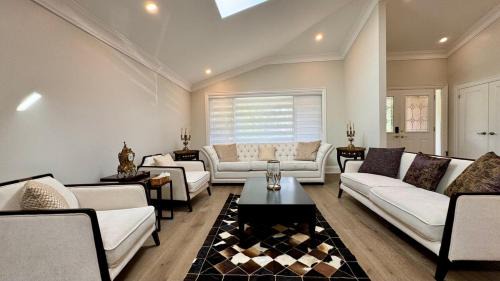 Clarkson-Lorne Park House | Luxury 4BR Retreat with Pool, Piano, Spa & Games
