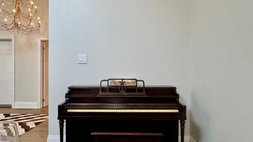 Clarkson-Lorne Park House | Luxury 4BR Retreat with Pool, Piano, Spa & Games