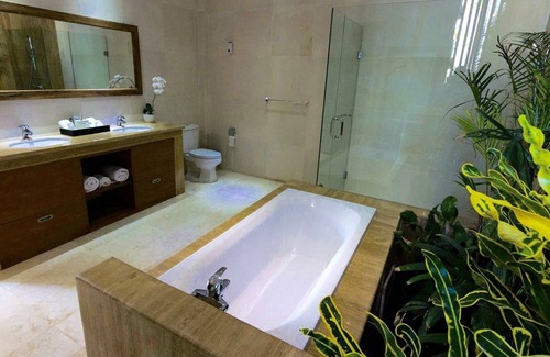 Seminyak Villa | Luxury 4br villa Tropical Modern with Garden+staffs+Airport transfers