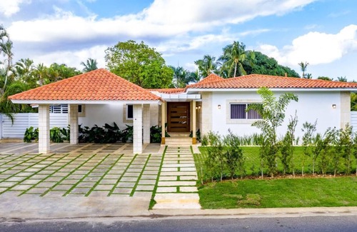 Casa de Campo Villa | Luxury 5 bdrm steps from beach with pool, jacuzzi!