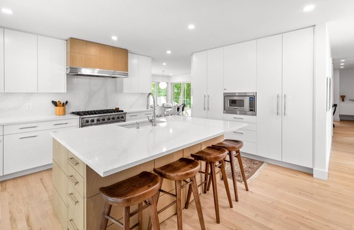 Noyack House | Luxury - 5 bdrs, 6 baths, Tennis Crt, Heated Pool, Basketball, Hot tub, 2.4 acrs