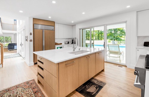 Noyack House | Luxury - 5 bdrs, 6 baths, Tennis Crt, Heated Pool, Basketball, Hot tub, 2.4 acrs