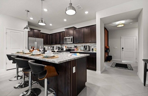 Four Corners House | Luxury 5 Bed 4 Bath with Pool and Resort Clubhouse - Minutes to Disney