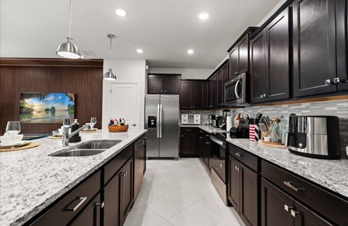 Four Corners House | Luxury 5 Bed 4 Bath with Pool and Resort Clubhouse - Minutes to Disney