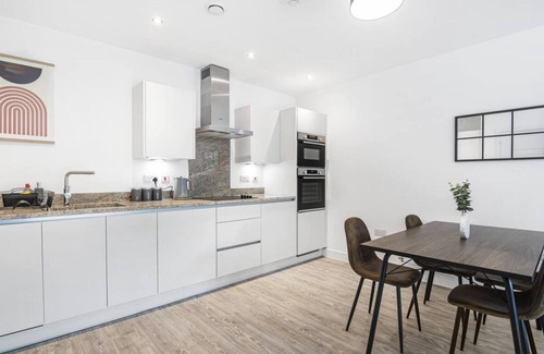 Maidstone Apartment | Luxury 5 bed Apt in Maidstone, sleeps 6 with free parking.