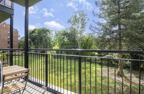 Maidstone Apartment | Luxury 5 bed Apt in Maidstone, sleeps 6 with free parking.