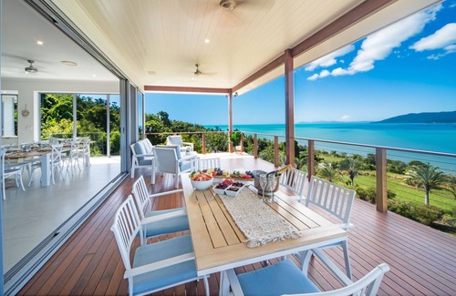 Airlie Beach House | Luxury 5 bedroom holiday home with private pool and ocean views