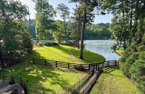 Putnam County House | Luxury 5-bedroom home on beautiful Lake Oconee with Private Pickleball court!