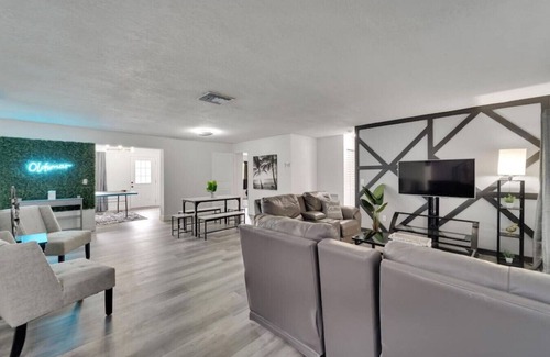 Oldsmar House | Luxury 5 Bedroom House | 30 Day Min