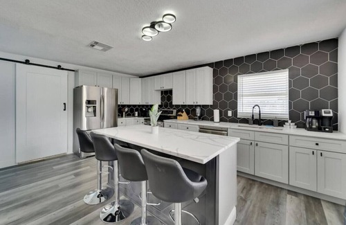 Oldsmar House | Luxury 5 Bedroom House | 30 Day Min