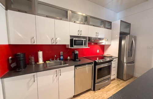 Villeray Apartment | Luxury 5-Bedroom Pool Table 5 Min from Jarry Metro
