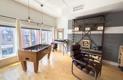 Villeray Apartment | Luxury 5-Bedroom Pool Table 5 Min from Jarry Metro