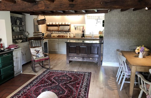 Newport Cottage | Luxury 5 star chocolate box thatched cottage close to west Wight beaches
