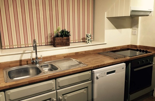 Newport Cottage | Luxury 5 star chocolate box thatched cottage close to west Wight beaches